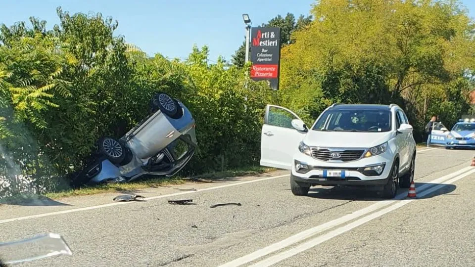 l’auto nel fosso (foto Riccardo Bianchi)