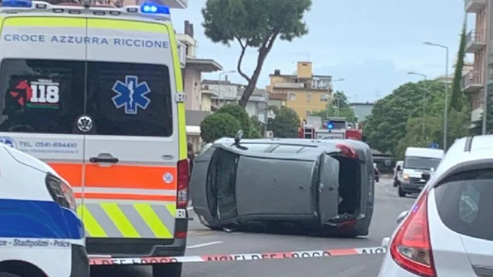 l’auto ribaltata (Newsrimini)