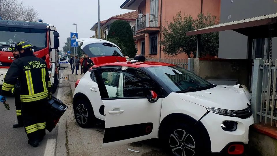 la vettura contro la cancellata dell’abitazione (foto Migliorini)
