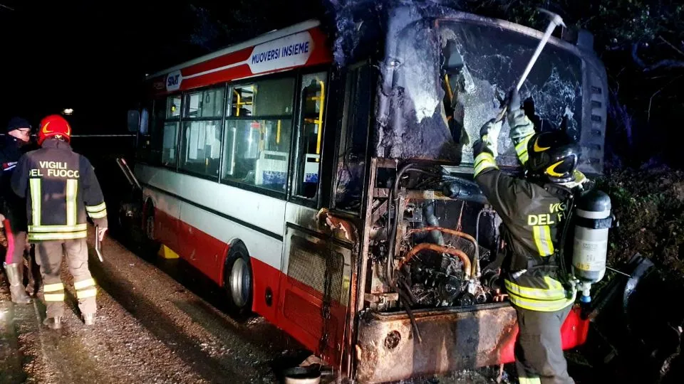 i vigili del fuoco e l’autobus carbonizzato (foto Migliorini)