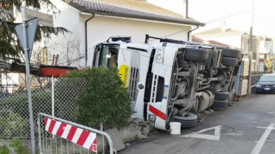 l’autogru ribaltata