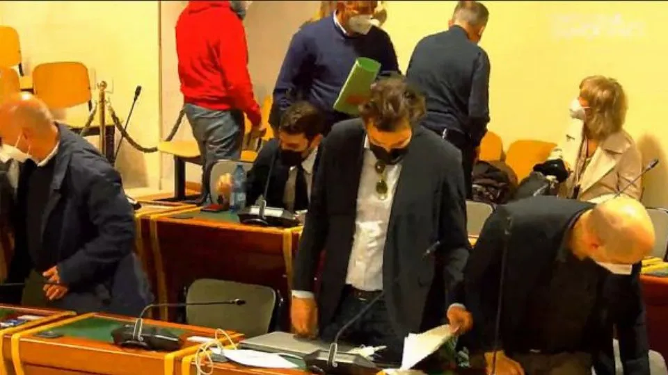 la minoranza esce dall’aula per protesta