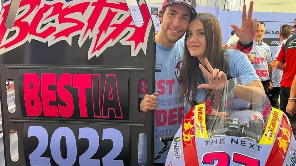 Bastianini con la fidanzata Alice (foto da Instagram)