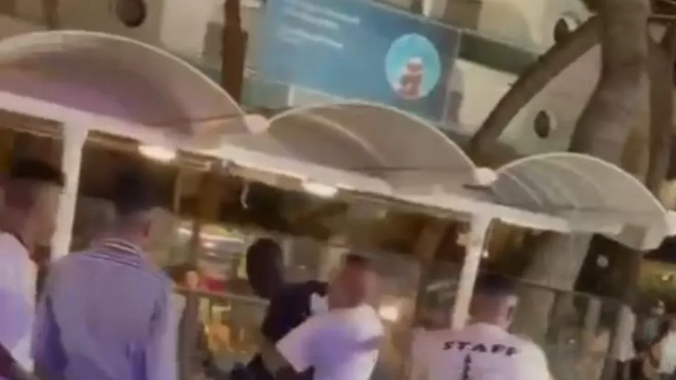 Un frame tratto dal video della rissa caricato sui social