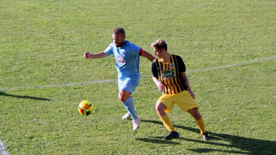 Lorenzo Canini in maglia celeste in azione a Roncofreddo (foto Bellariva Calcio)