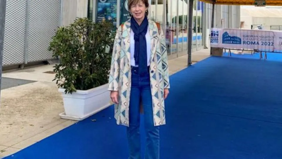 Daniela Angelini davanti allo stadio del nuoto