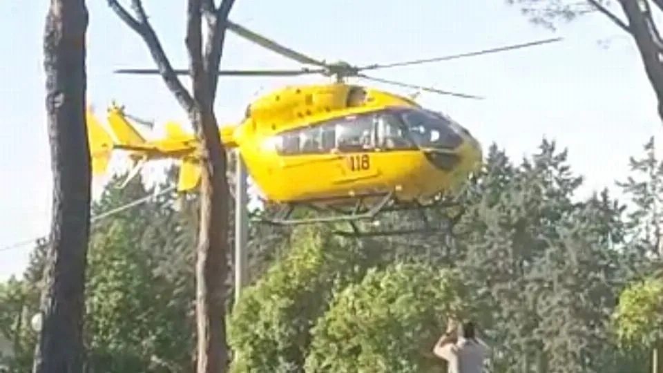 L’elisoccorso mentre si alza in volo dal parco
