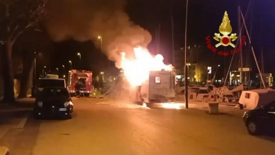 Camper in fiamme in via Sinistra del Porto