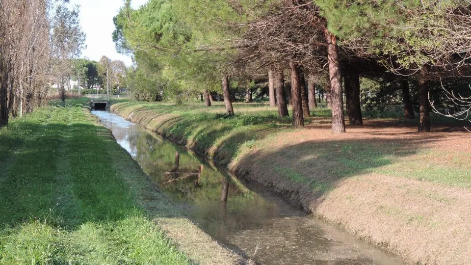 il canale che attraversa il Parco del Gelso a Bellaria