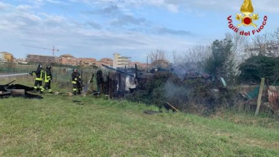 i vigili del fuoco al lavoro per spegnere il rogo
