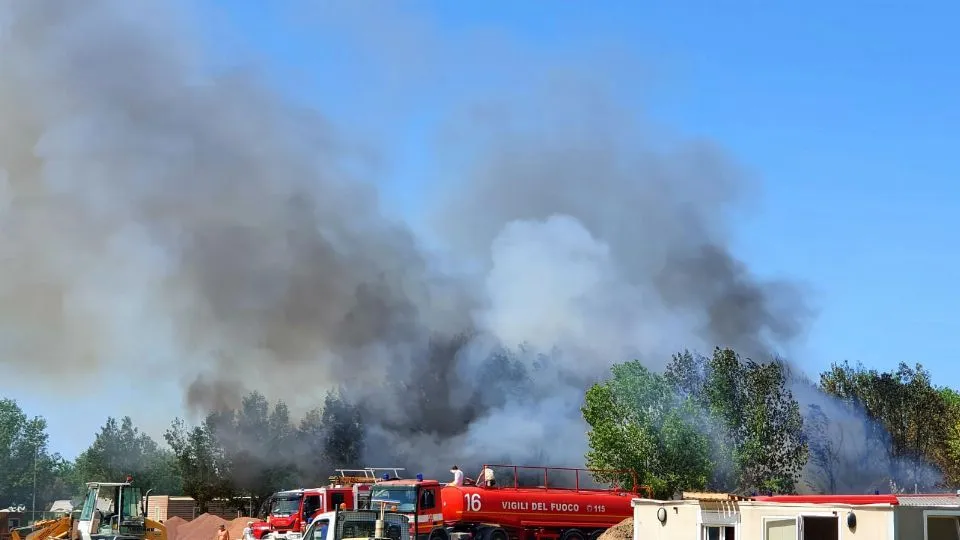 l’incendio nel camping Romagna a Riccione (foto Migliorini)