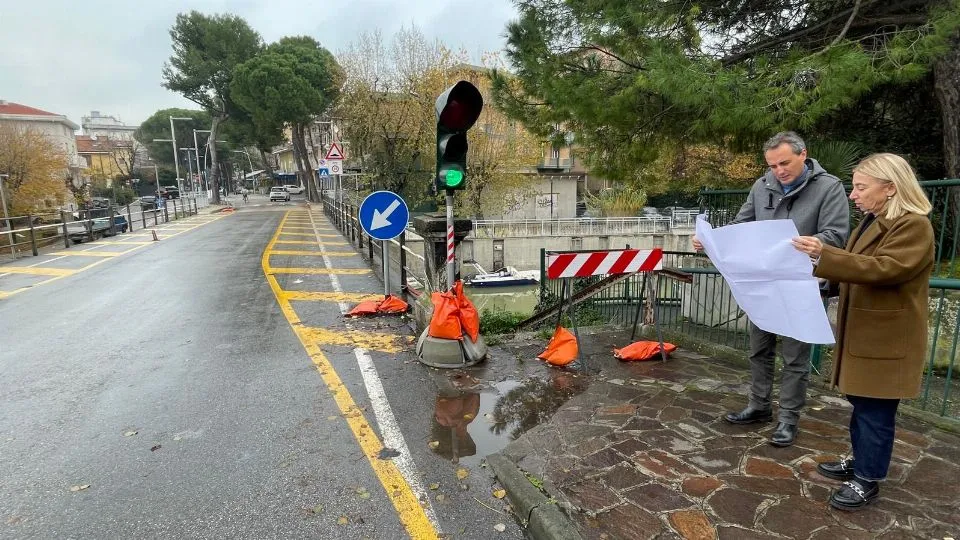 i sindaci in prossimità del ponte
