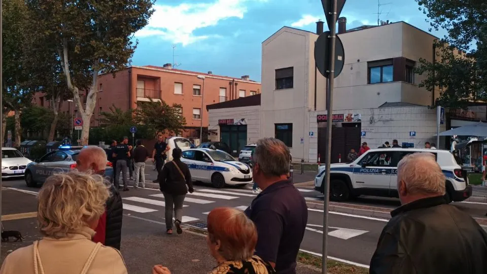 Il fuggitivo bloccato dalla polizia Locale e di Stato (foto Newsrimini.it)
