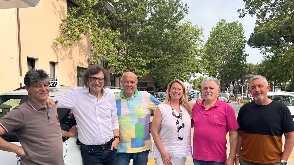 Claudio Cecchetto con alcuni tassisti