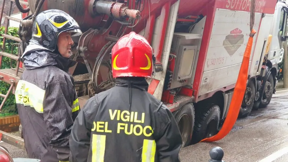 Il camion incastrato nell’asfalto (foto Migliorini)