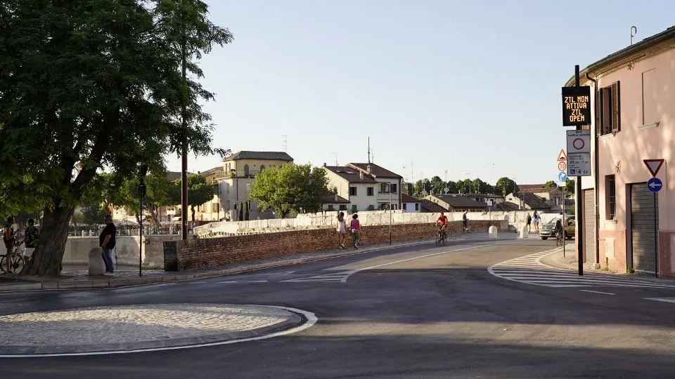 la rotatoria di via d’Azeglio e la Ztl notturna
