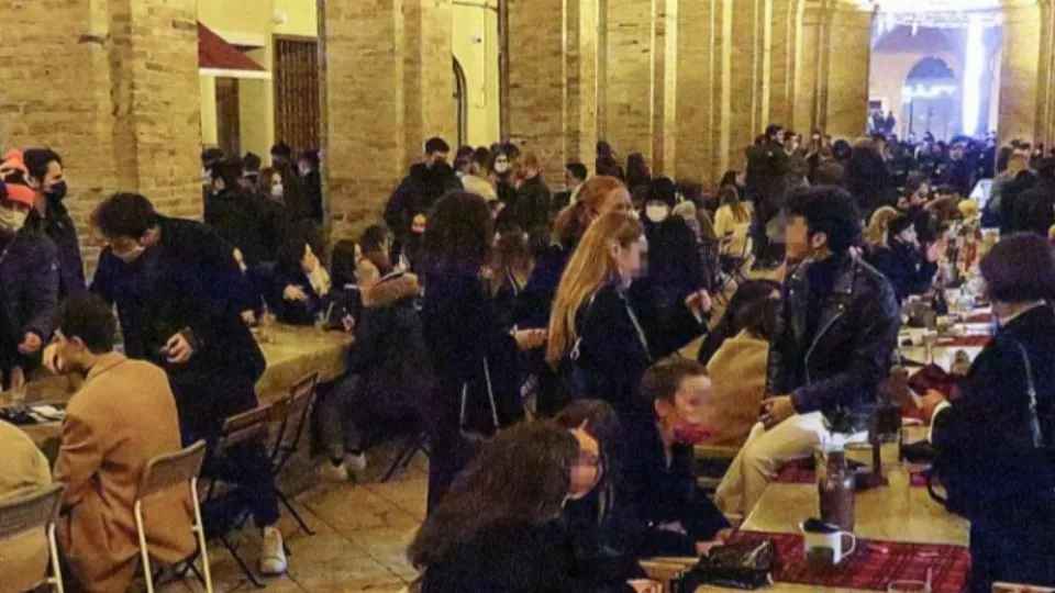 la Vecchia Pescheria affollata di gente