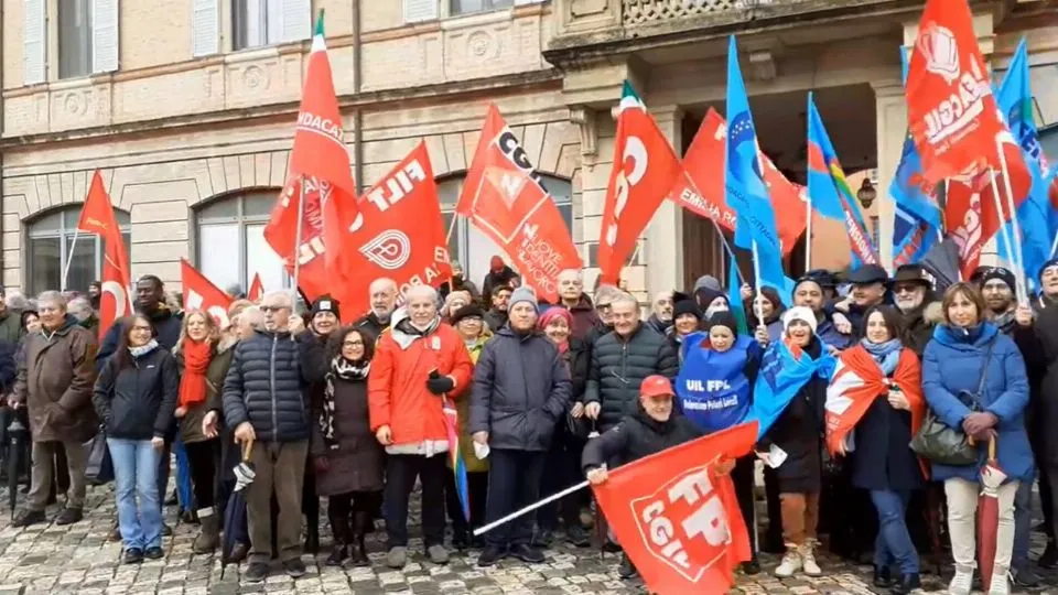 CGIL e UIL contro la manovra. Il presidio davanti alla Prefettura
