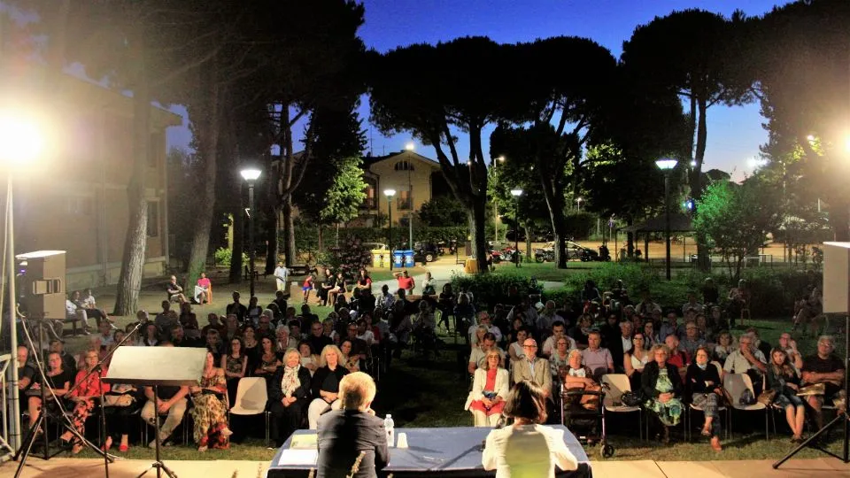 il giardino della biblioteca dove si è tenuto l’incontro
