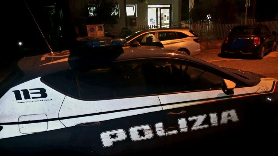 la Volante della polizia davanti all’ufficio postale