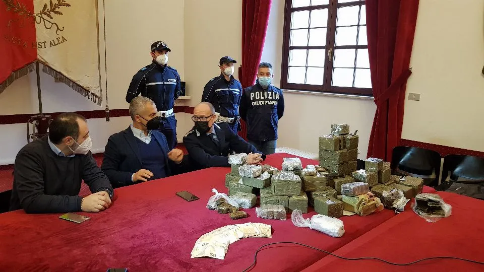 la conferenza in Comune e la droga sequestrata