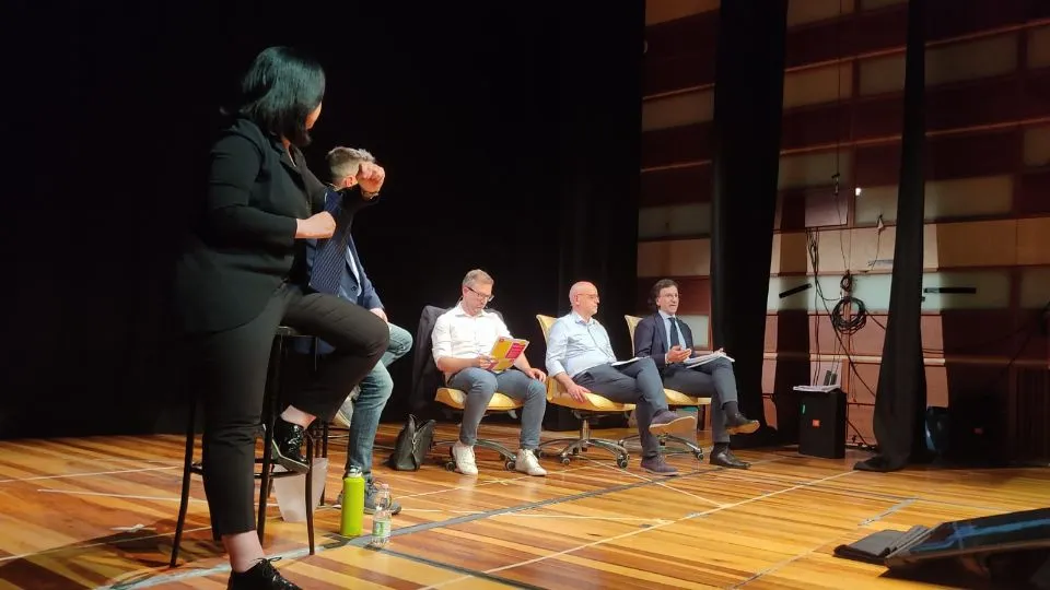 il palco con i tre candidati e i conduttori
