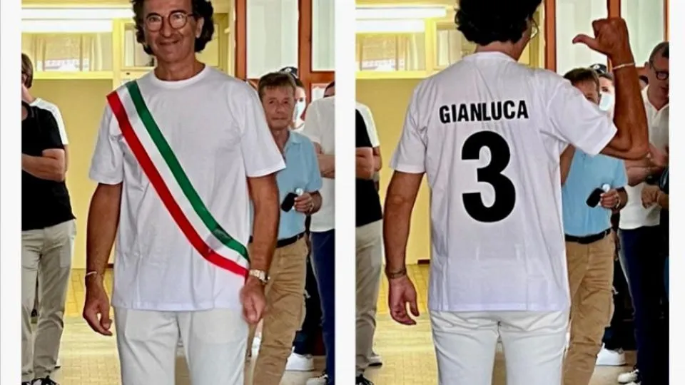 la maglia donata al sindaco Ugolini