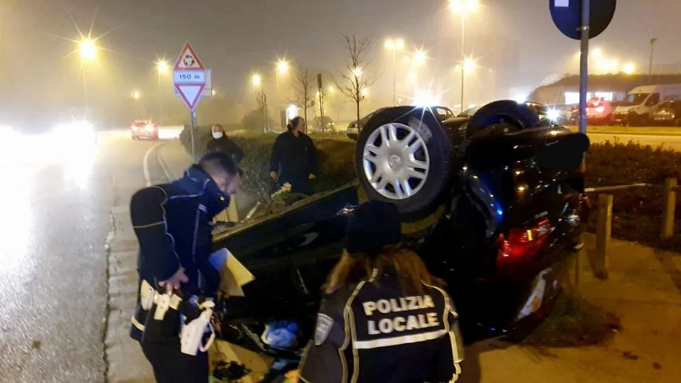 La Opel Corsa ribaltata e i rilievi della polizia Locale (Fotogallery Migliorini)