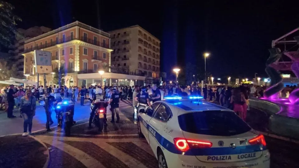 Alcuni controlli della polizia Locale di Riccione in piazzale Roma