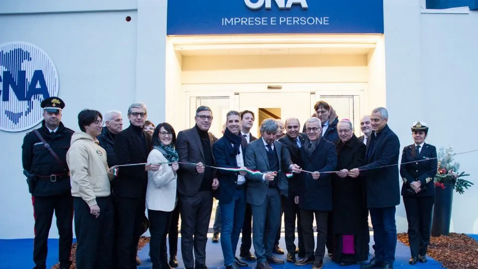 il taglio del nastro della sede cna
