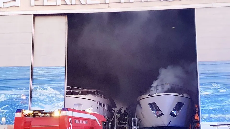 Il fumo continua a fuoriuscire dalla yacht
