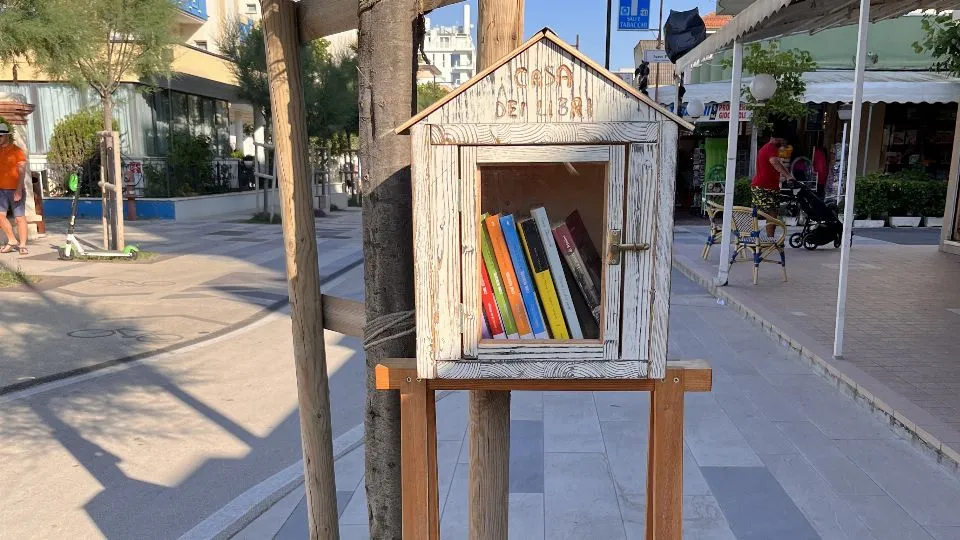 la casa dei libri con materiale di recupero
