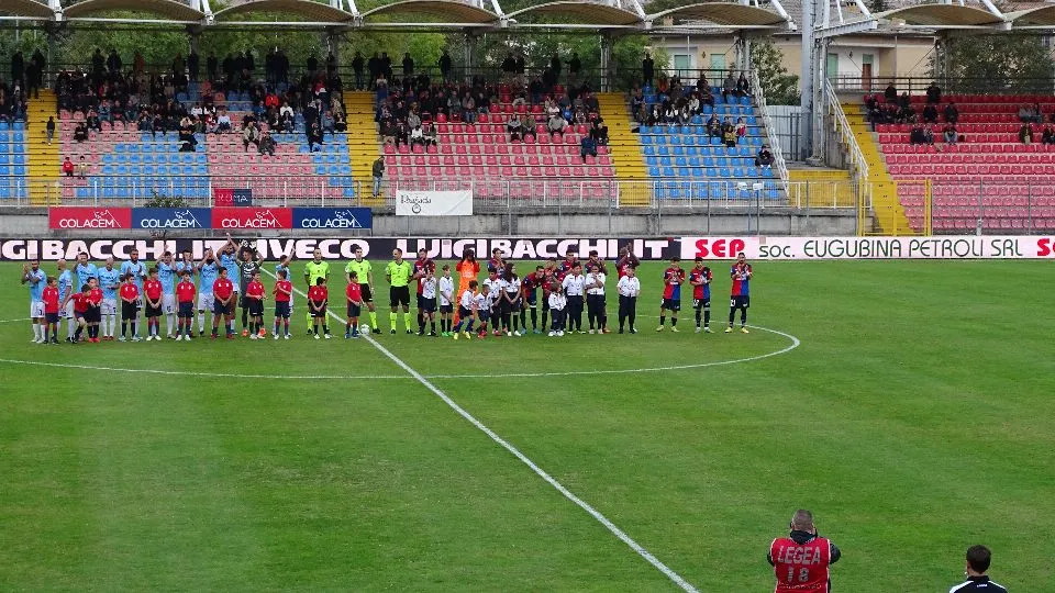 Il saluto iniziale delle due squadre