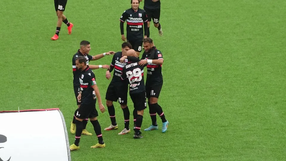 Claudio Santini festeggiato dai compagni dopo l’1-0