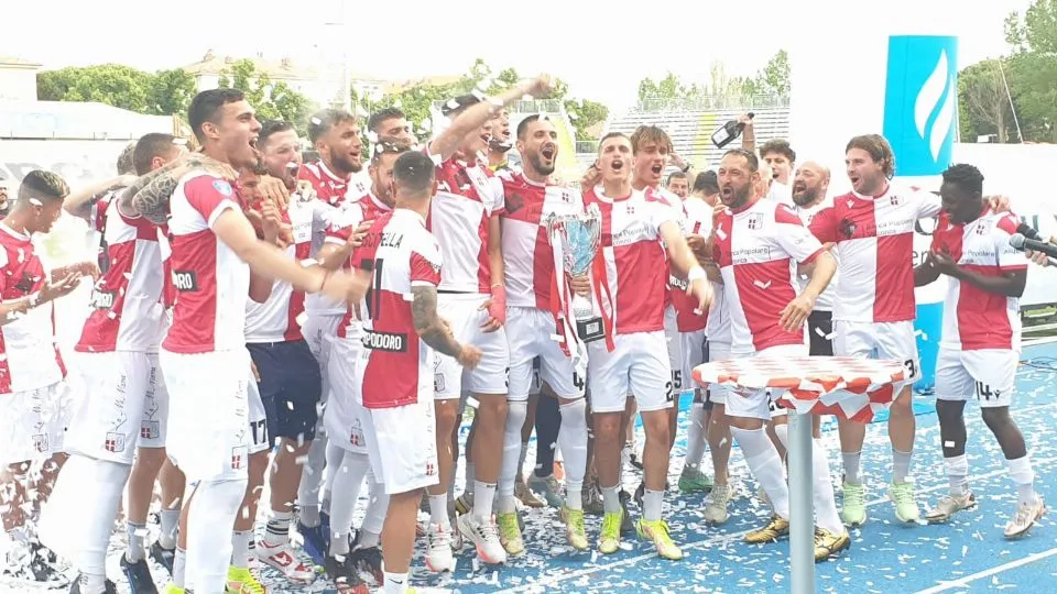 I giocatori biancorossi festeggiano con la coppa