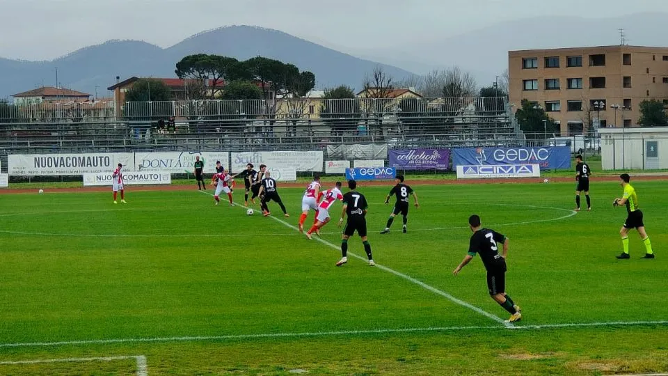 Il calcio d’inizio di Aglianese-Rimini (Foto Baio)