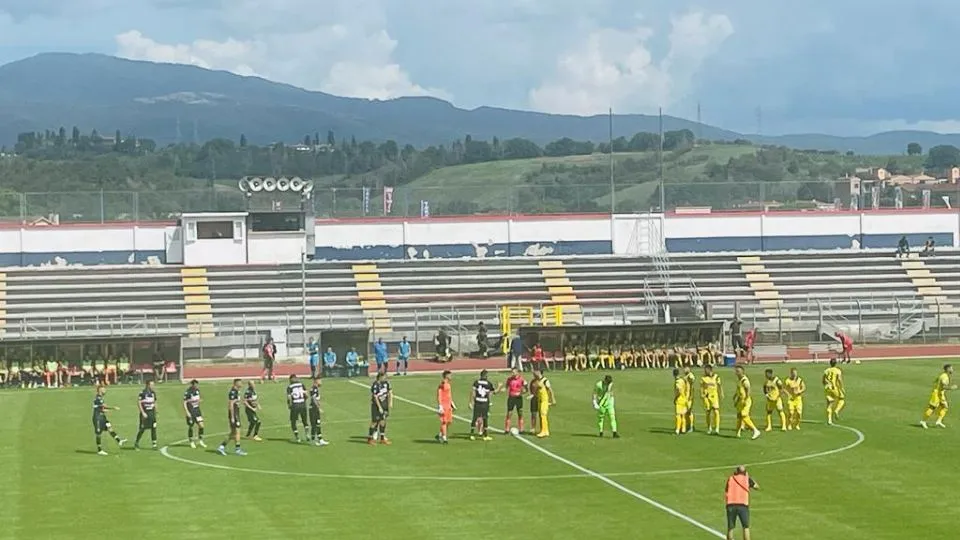 Il saluto iniziale delle due squadre
