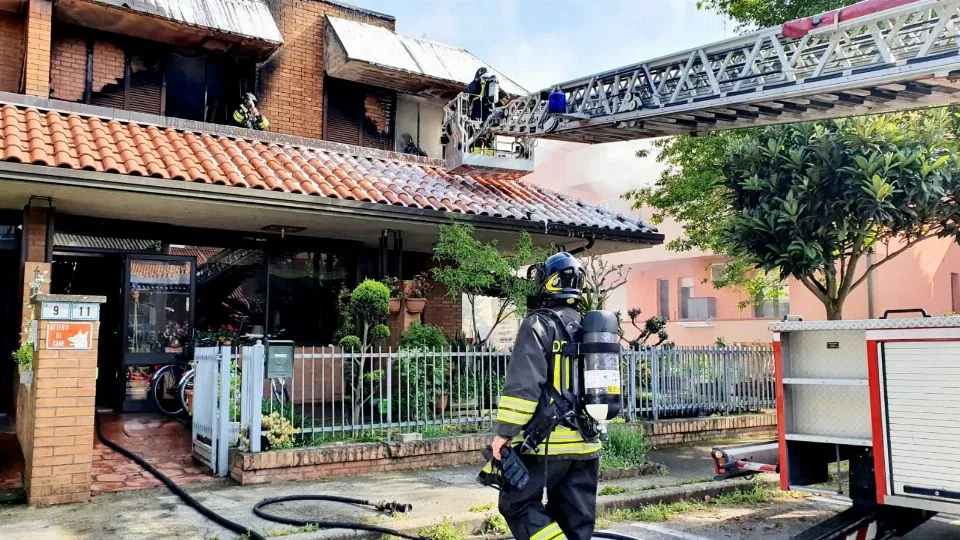 I vigili del fuoco al lavoro nella villetta di Igea Marina (foto Migliorini)
