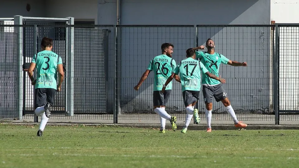 l’esultanza di Rinaldi dopo la rete dell’1-1 (fb United Riccione)