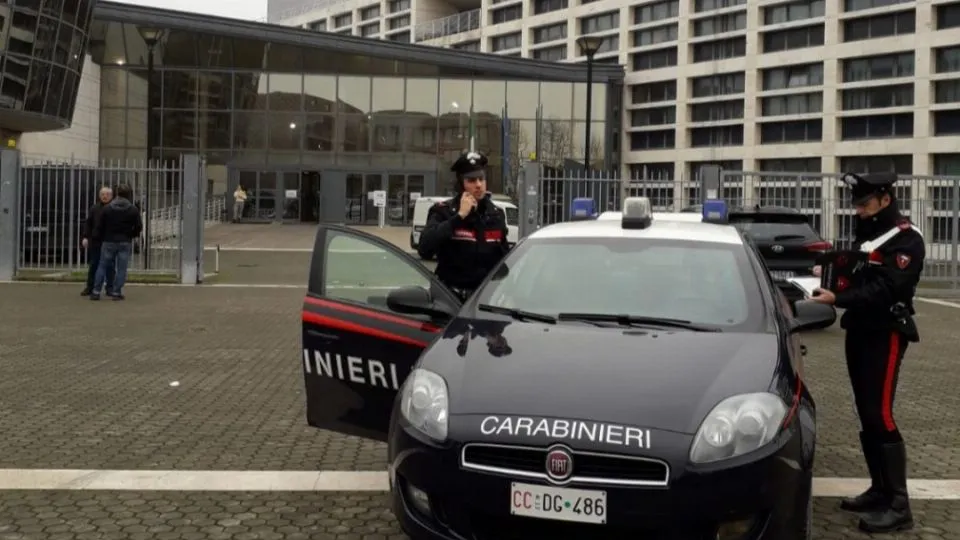i carabinieri davanti al tribunale di Rimini (repertorio)