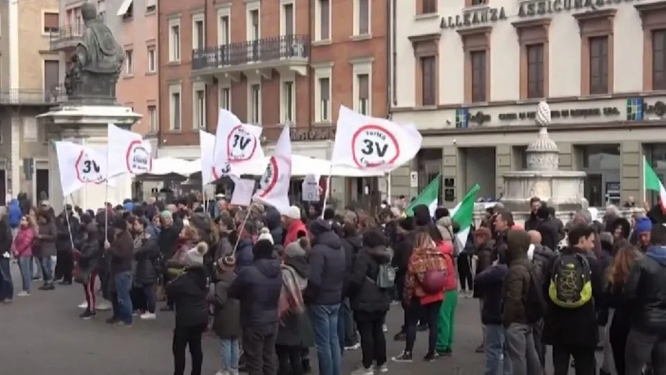i manifestanti in piazza (@newsrimini)
