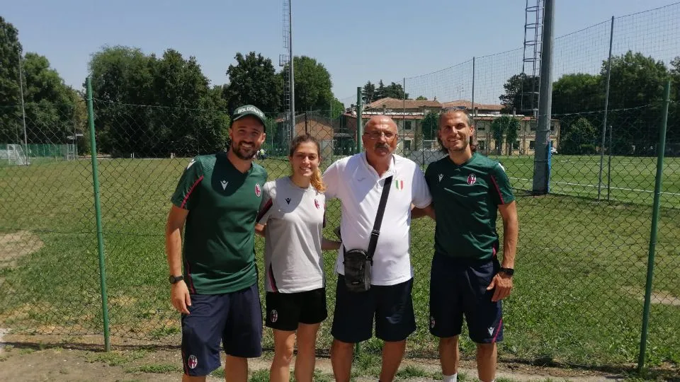 Francesco Fiorini (il terzo da sinistra) insieme ai responsabili della scuola calcio FC Bologna