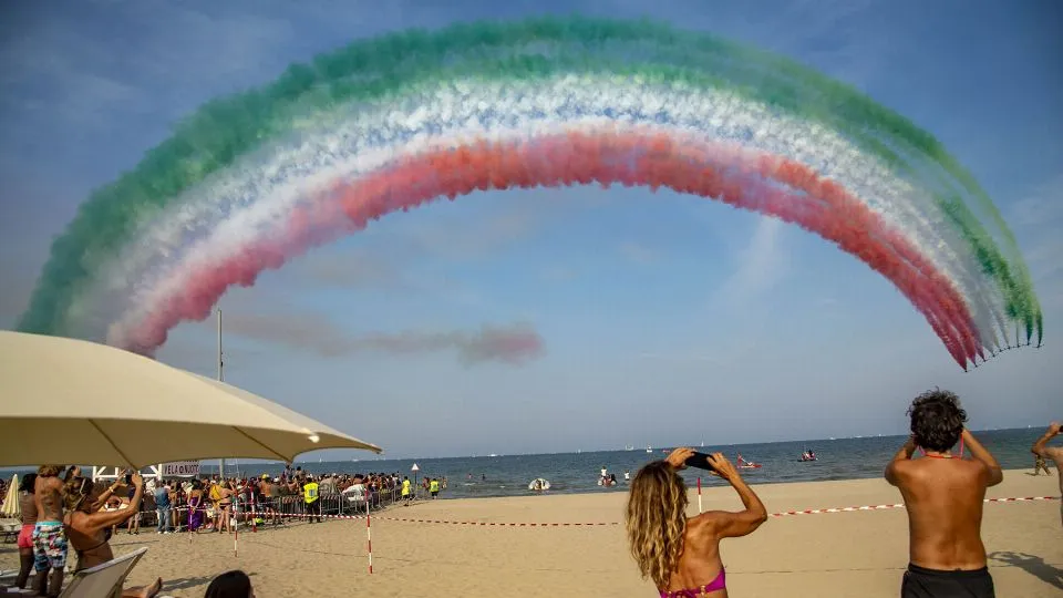 frecce tricolori in volo sulla spiaggia di Rimini
