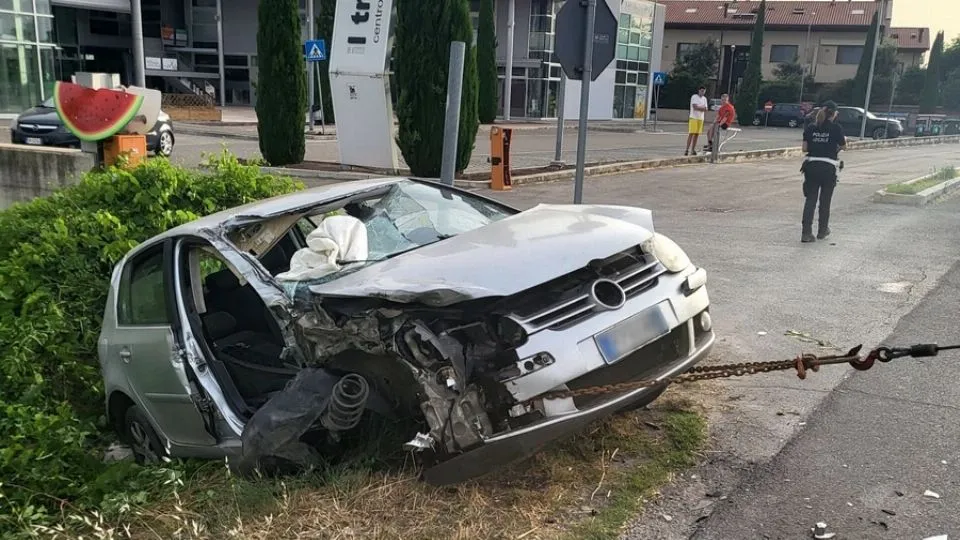 la Golf accartocciata nel fosso
