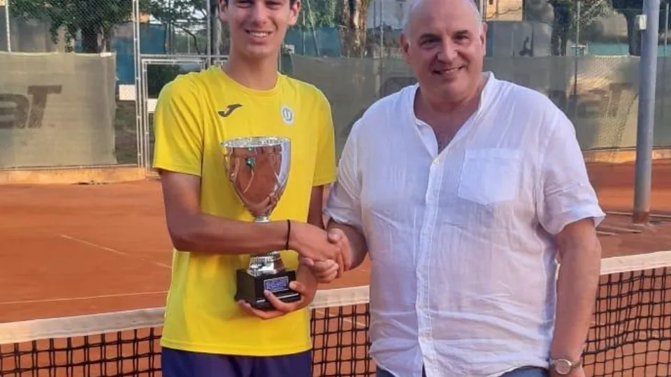 Il presidente Marco Paolini premia il vincitore Giacomo Ercolani
