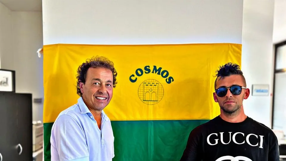 La stretta di mano tra il presidente della SS Cosmos, Valdes Pasolini, e Giovanni Alcerati