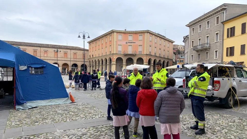 gli alunni in visita al campus allestito in piazza