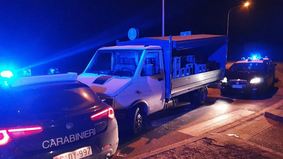 Il furgoncino in mezzo alle gazzelle dei carabinieri