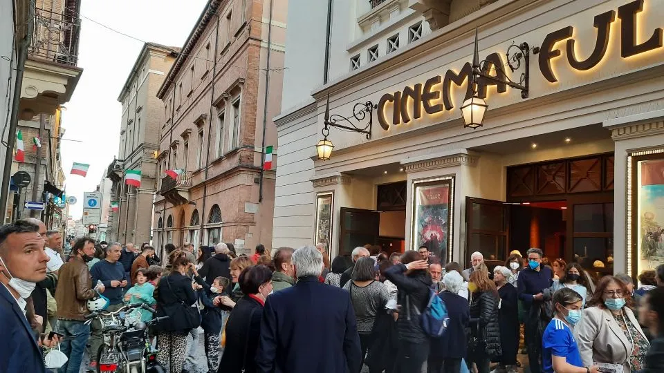 L’esterno del cinema Fulgor nella serata di proiezione de Lo spazio che vive