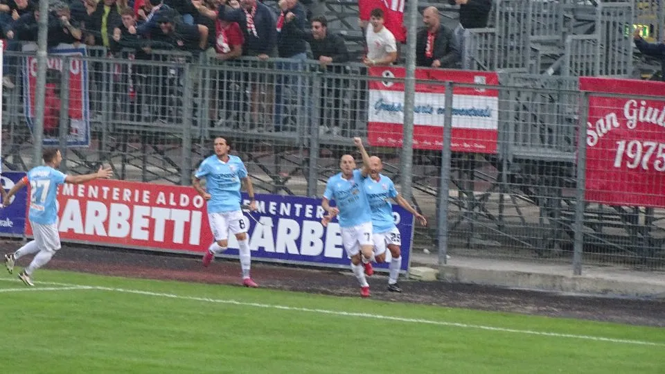Simone Tonelli festeggia il gol dell’1-0